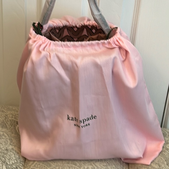 Kate Spade Dorie Medium Bucket handbag in hot chili red genuine leather - Picture 11 of 11